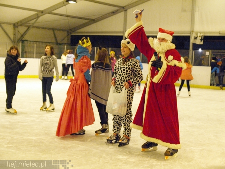 Sezon na lodowisku rozpoczęty. Łyżwiarzom towarzyszył Święty Mikołaj