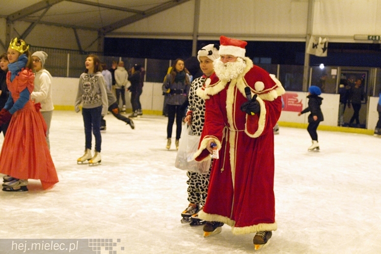 Sezon na lodowisku rozpoczęty. Łyżwiarzom towarzyszył Święty Mikołaj