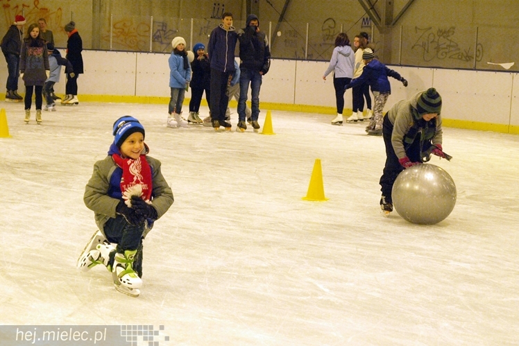 Sezon na lodowisku rozpoczęty. Łyżwiarzom towarzyszył Święty Mikołaj