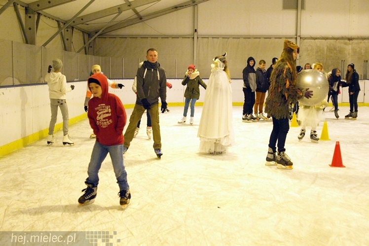 Sezon na lodowisku rozpoczęty. Łyżwiarzom towarzyszył Święty Mikołaj
