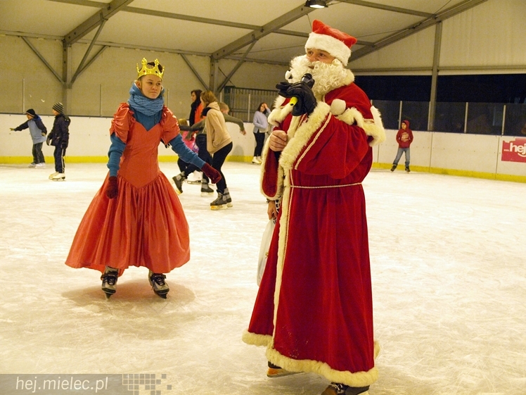 Sezon na lodowisku rozpoczęty. Łyżwiarzom towarzyszył Święty Mikołaj