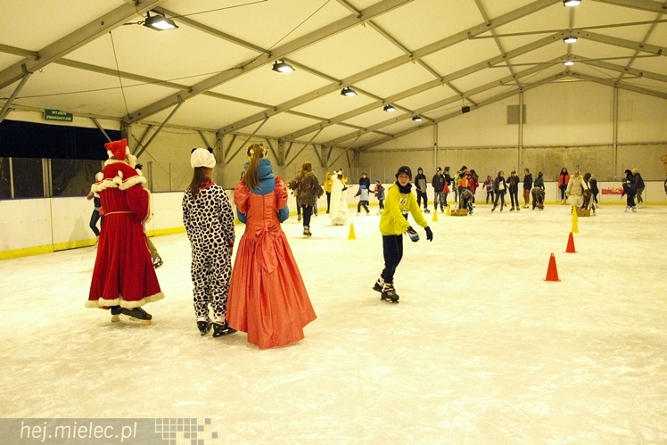 Sezon na lodowisku rozpoczęty. Łyżwiarzom towarzyszył Święty Mikołaj