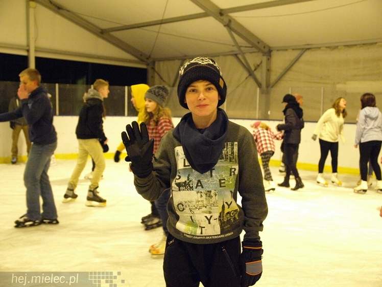 Sezon na lodowisku rozpoczęty. Łyżwiarzom towarzyszył Święty Mikołaj