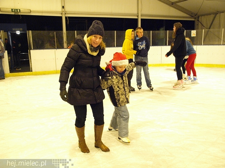Sezon na lodowisku rozpoczęty. Łyżwiarzom towarzyszył Święty Mikołaj