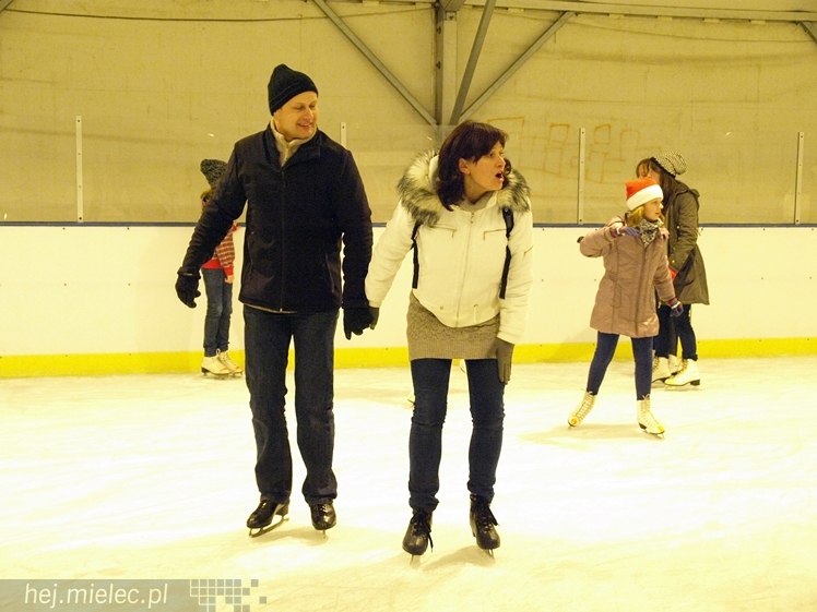 Sezon na lodowisku rozpoczęty. Łyżwiarzom towarzyszył Święty Mikołaj