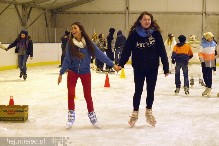 Sezon na lodowisku rozpoczęty. Łyżwiarzom towarzyszył Święty Mikołaj