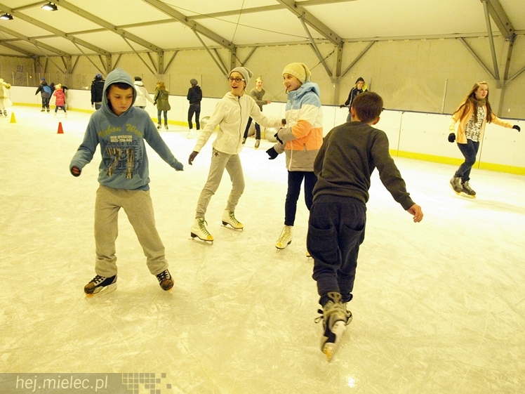 Sezon na lodowisku rozpoczęty. Łyżwiarzom towarzyszył Święty Mikołaj