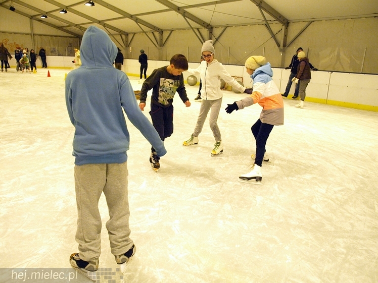 Sezon na lodowisku rozpoczęty. Łyżwiarzom towarzyszył Święty Mikołaj