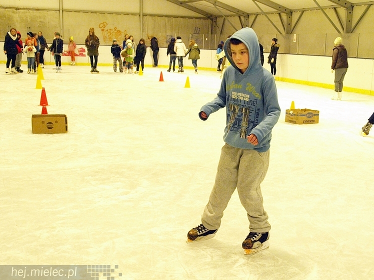 Sezon na lodowisku rozpoczęty. Łyżwiarzom towarzyszył Święty Mikołaj