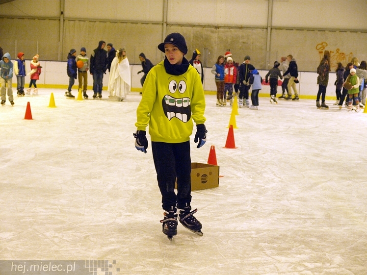 Sezon na lodowisku rozpoczęty. Łyżwiarzom towarzyszył Święty Mikołaj
