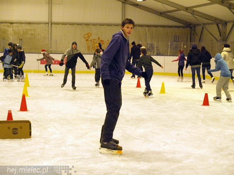 Sezon na lodowisku rozpoczęty. Łyżwiarzom towarzyszył Święty Mikołaj