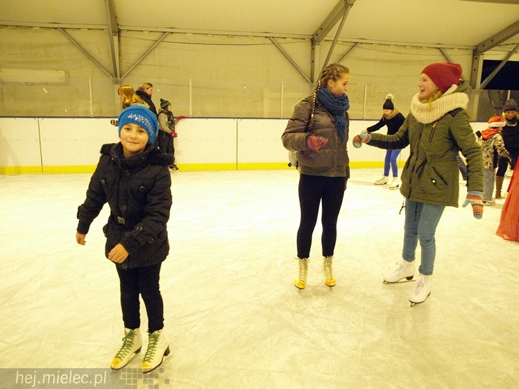 Sezon na lodowisku rozpoczęty. Łyżwiarzom towarzyszył Święty Mikołaj