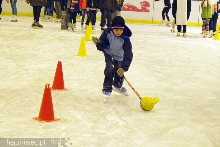 Sezon na lodowisku rozpoczęty. Łyżwiarzom towarzyszył Święty Mikołaj