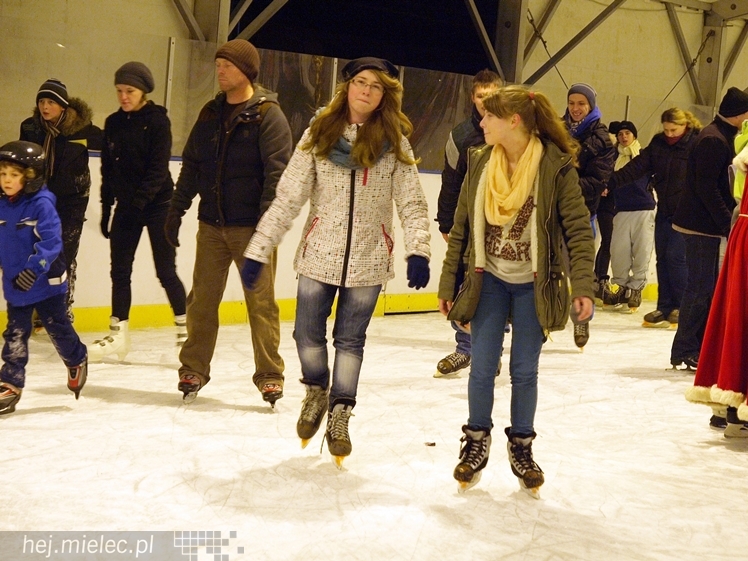 Sezon na lodowisku rozpoczęty. Łyżwiarzom towarzyszył Święty Mikołaj
