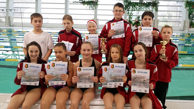 Mikołajkowe pływanie na zakończenie Podkarpackiej Ligi Dzieci