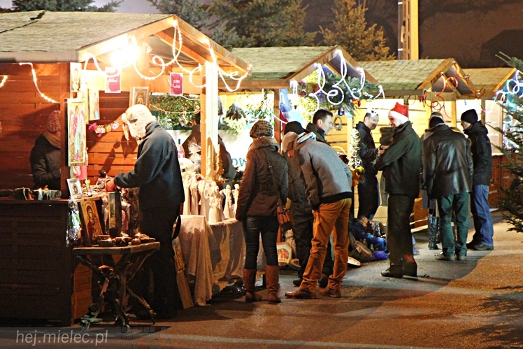 Bożonarodzeniowy jarmark po zmierzchu
