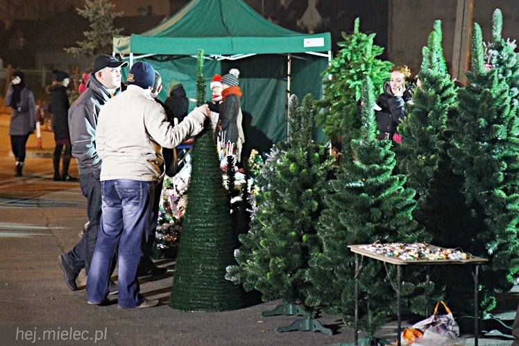 Bożonarodzeniowy jarmark po zmierzchu