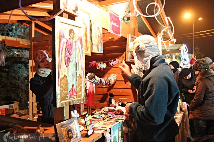 Bożonarodzeniowy jarmark po zmierzchu