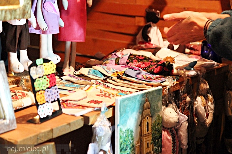 Bożonarodzeniowy jarmark po zmierzchu