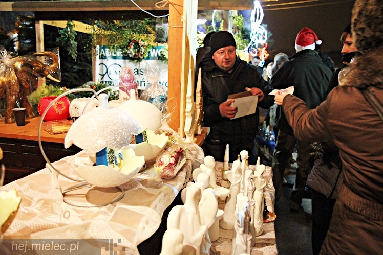 Bożonarodzeniowy jarmark po zmierzchu