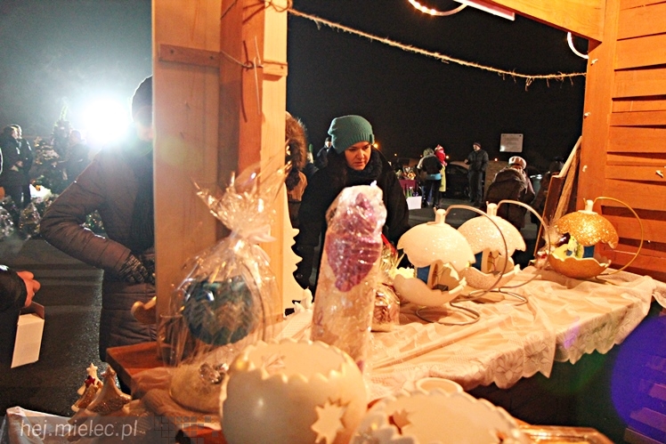 Bożonarodzeniowy jarmark po zmierzchu