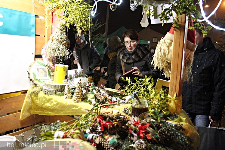 Bożonarodzeniowy jarmark po zmierzchu