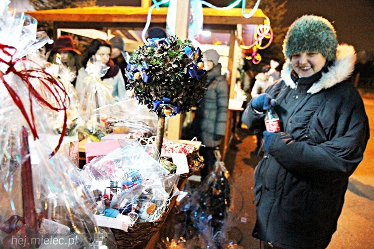Bożonarodzeniowy jarmark po zmierzchu