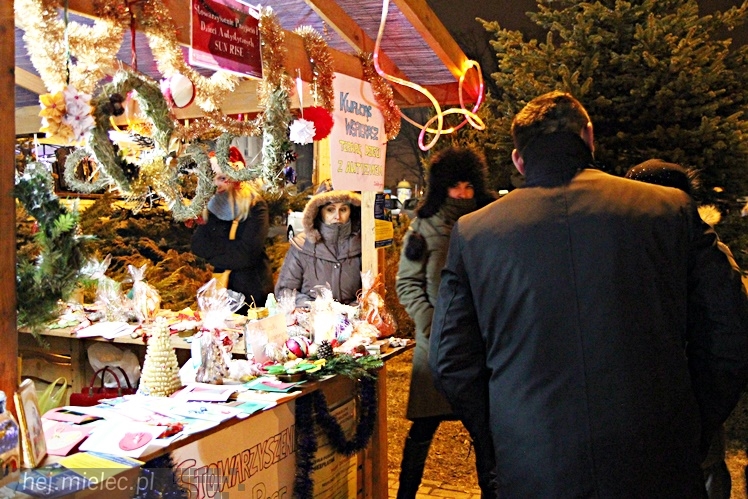 Bożonarodzeniowy jarmark po zmierzchu