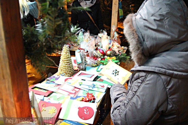 Bożonarodzeniowy jarmark po zmierzchu
