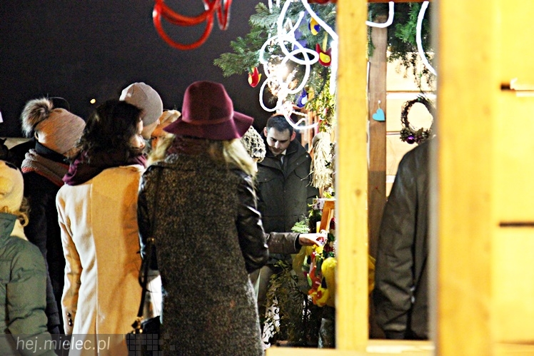 Bożonarodzeniowy jarmark po zmierzchu
