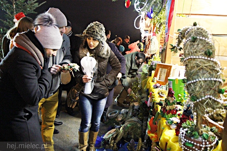 Bożonarodzeniowy jarmark po zmierzchu