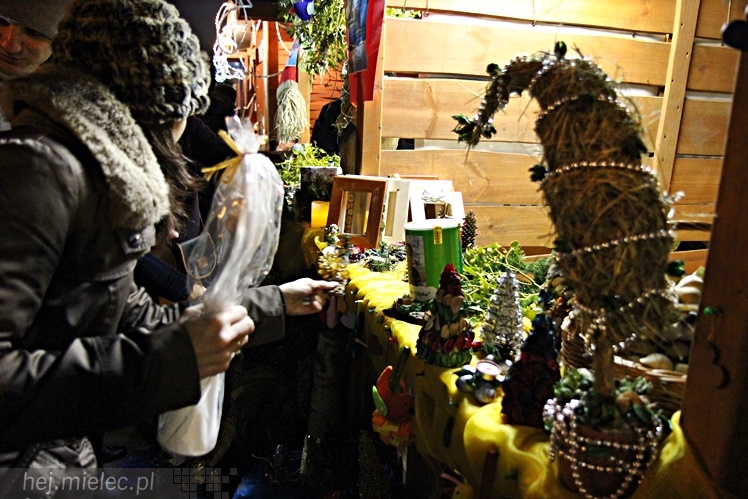 Bożonarodzeniowy jarmark po zmierzchu