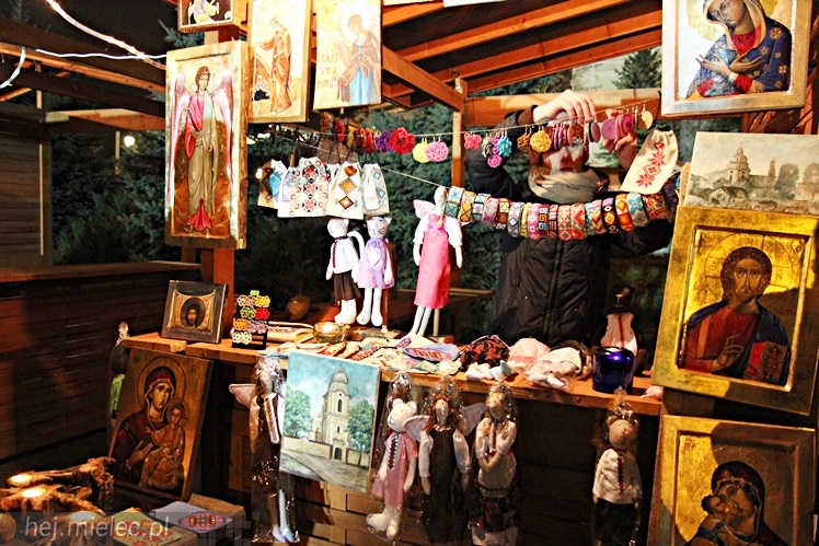 Bożonarodzeniowy jarmark po zmierzchu