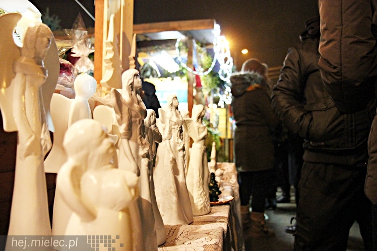 Bożonarodzeniowy jarmark po zmierzchu
