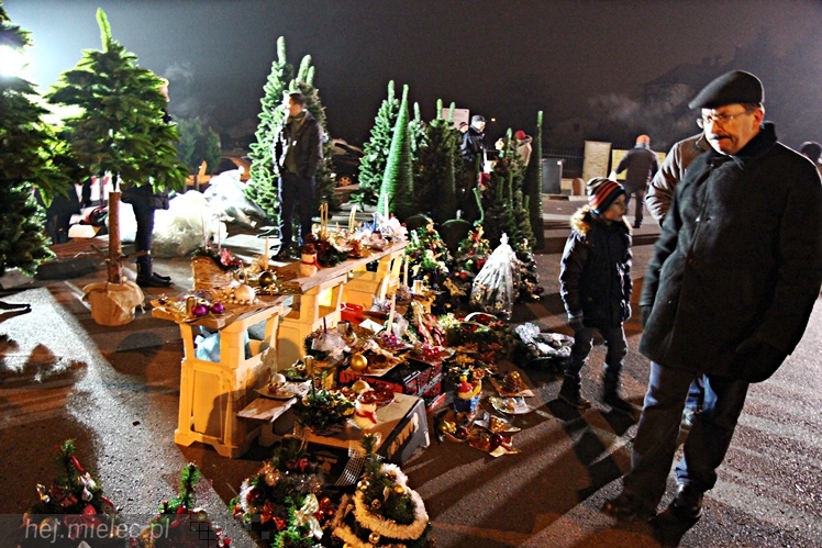 Bożonarodzeniowy jarmark po zmierzchu