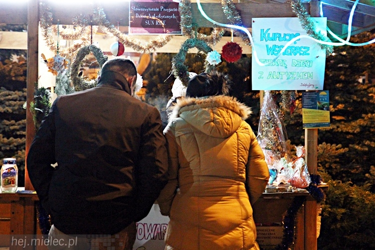 Bożonarodzeniowy jarmark po zmierzchu