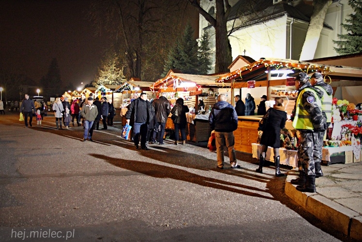 Bożonarodzeniowy jarmark po zmierzchu