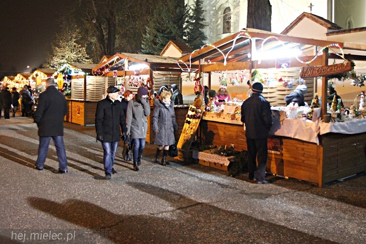 Bożonarodzeniowy jarmark po zmierzchu