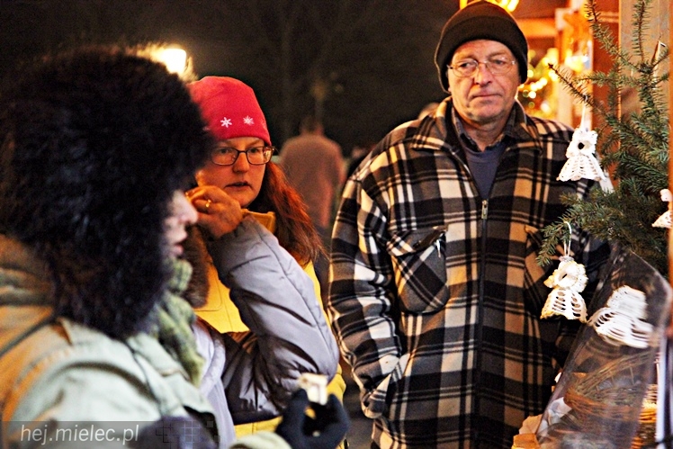 Bożonarodzeniowy jarmark po zmierzchu