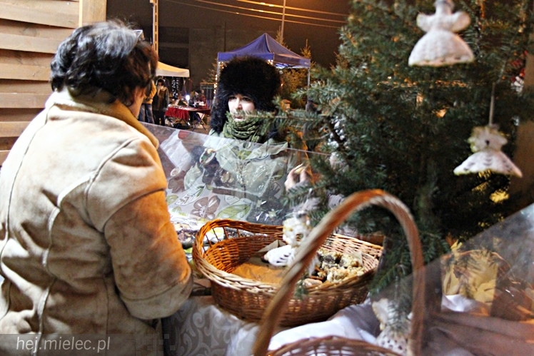 Bożonarodzeniowy jarmark po zmierzchu
