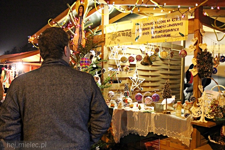 Bożonarodzeniowy jarmark po zmierzchu