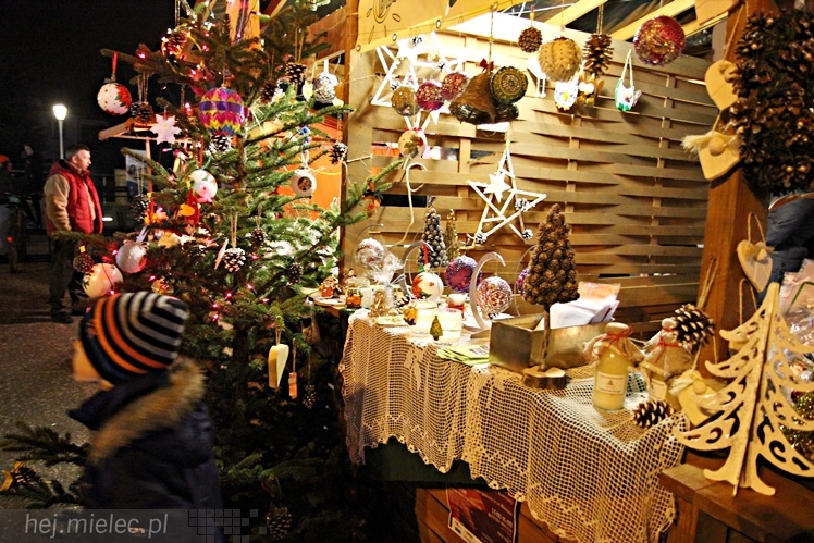 Bożonarodzeniowy jarmark po zmierzchu
