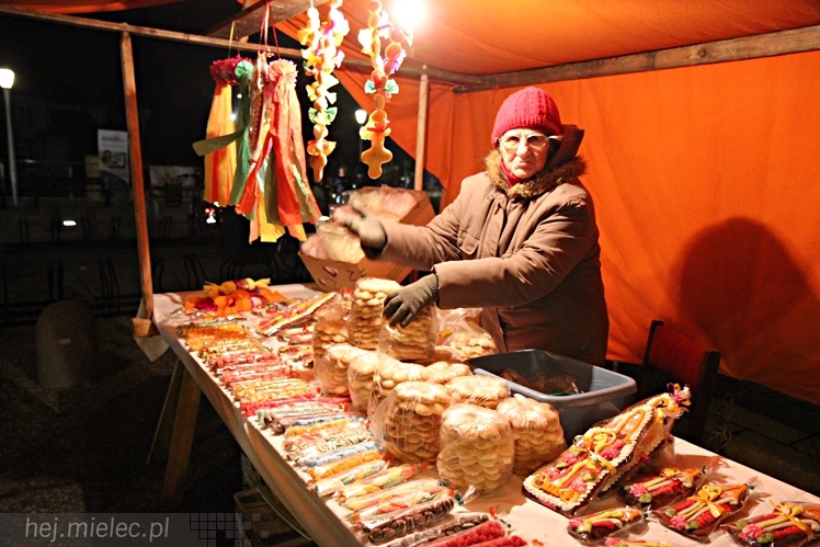 Bożonarodzeniowy jarmark po zmierzchu