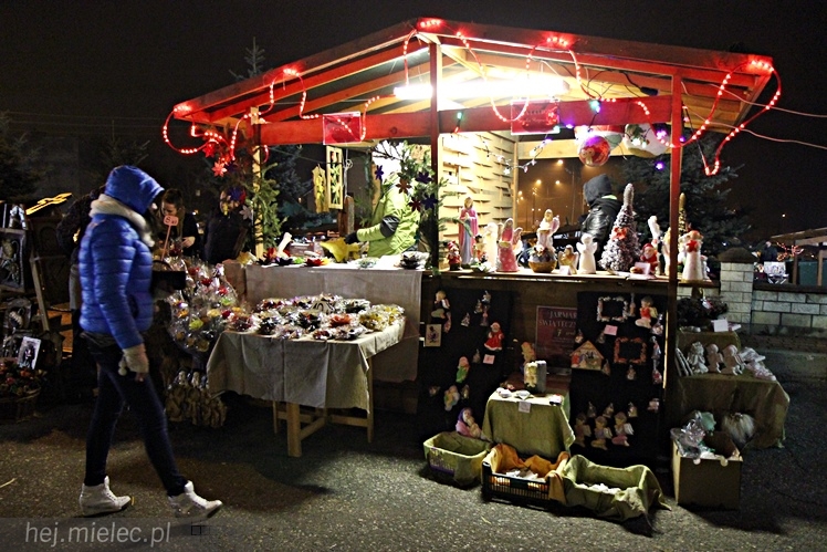 Bożonarodzeniowy jarmark po zmierzchu