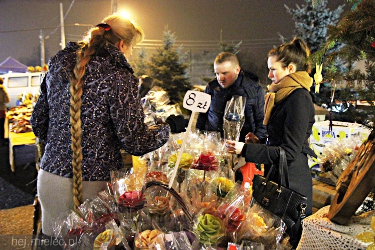 Bożonarodzeniowy jarmark po zmierzchu