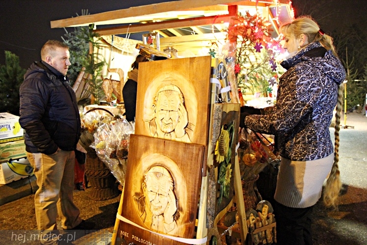 Bożonarodzeniowy jarmark po zmierzchu