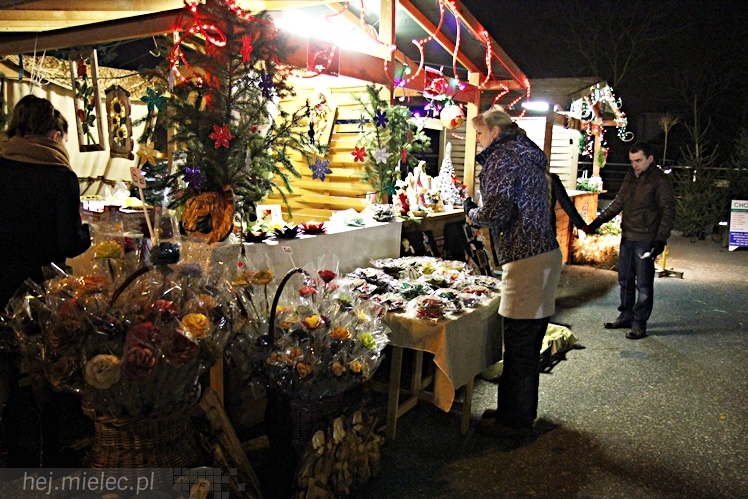 Bożonarodzeniowy jarmark po zmierzchu