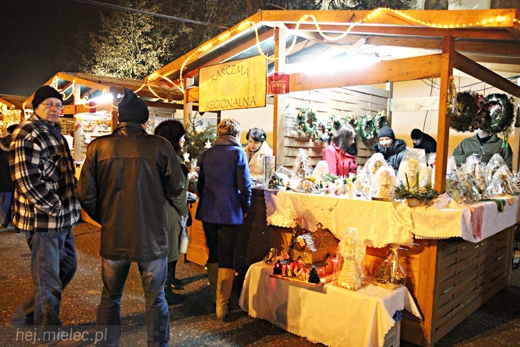 Bożonarodzeniowy jarmark po zmierzchu
