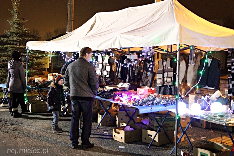 Bożonarodzeniowy jarmark po zmierzchu
