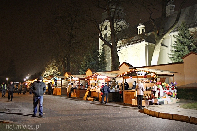 Bożonarodzeniowy jarmark po zmierzchu